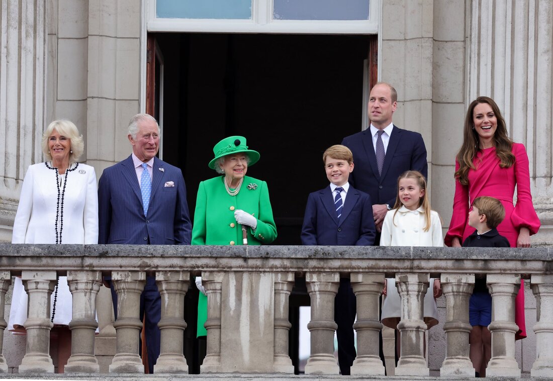 The Cambridge family, along with Prince Charles and The Duchess of Cornwall joined the Queen on the Buckingham Palace balcony or Platinum Pageant